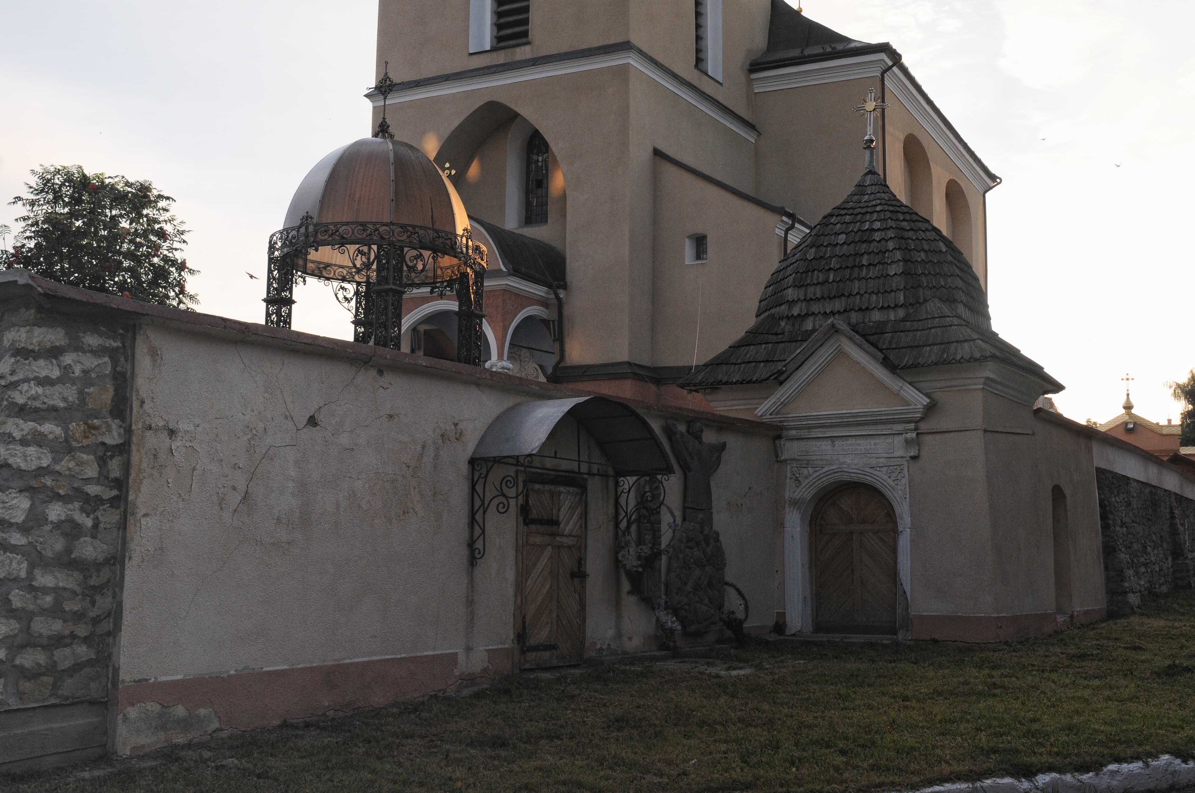 Walls and gates of church of Nativity of the Theotokos, Rohatyn