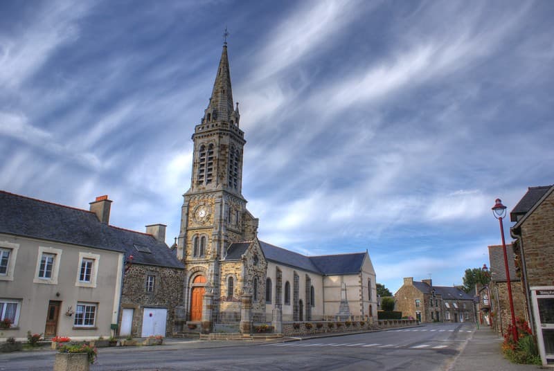Église Saint-Pierre de Roz-Landrieux