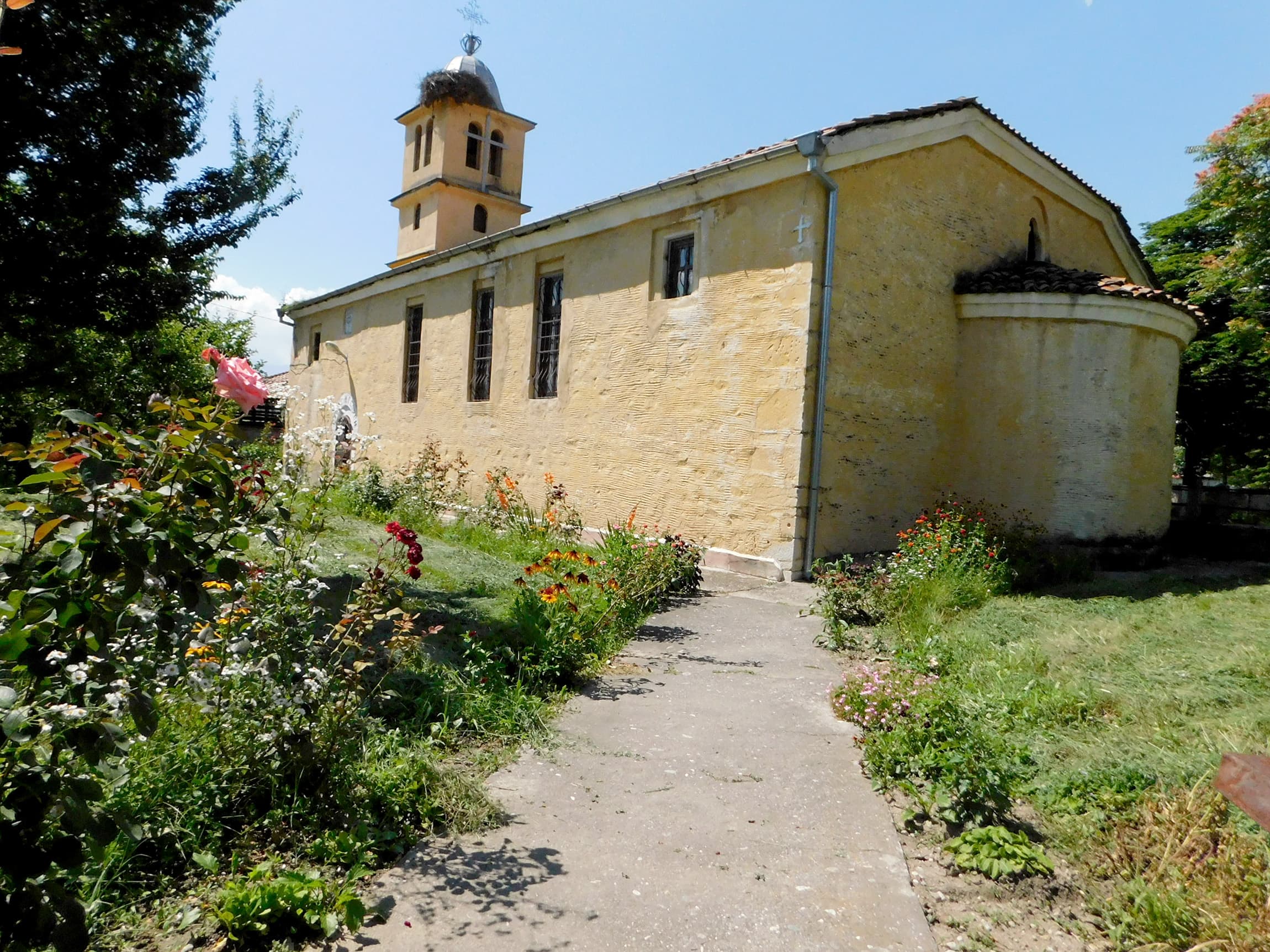 Saint George Church, Zagrade