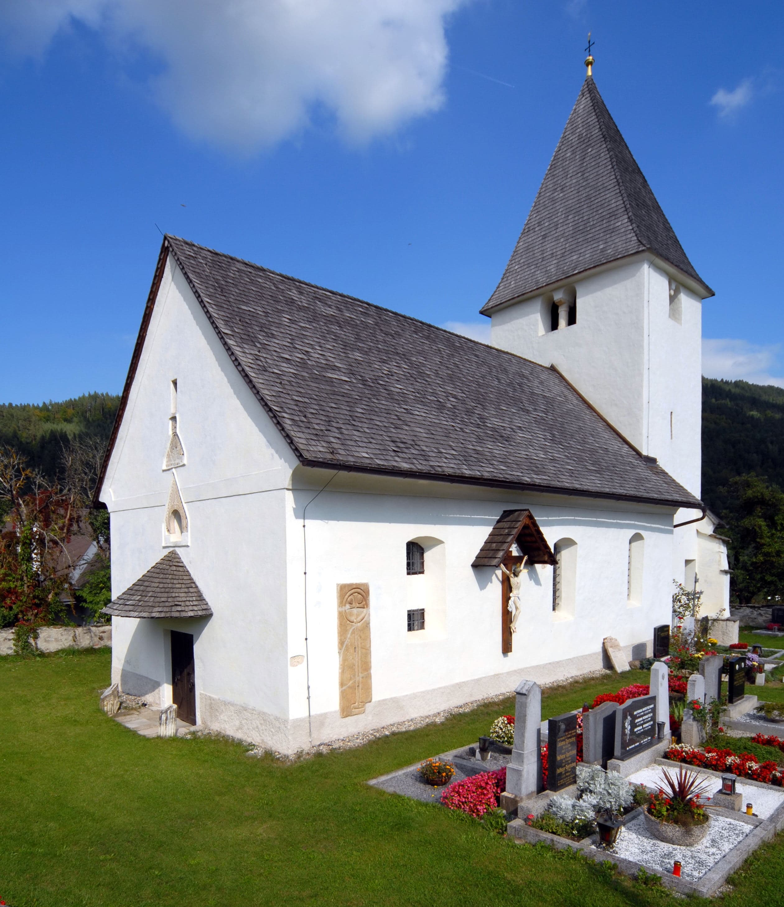 Kath. Filialkirche St. Peter und Friedhof