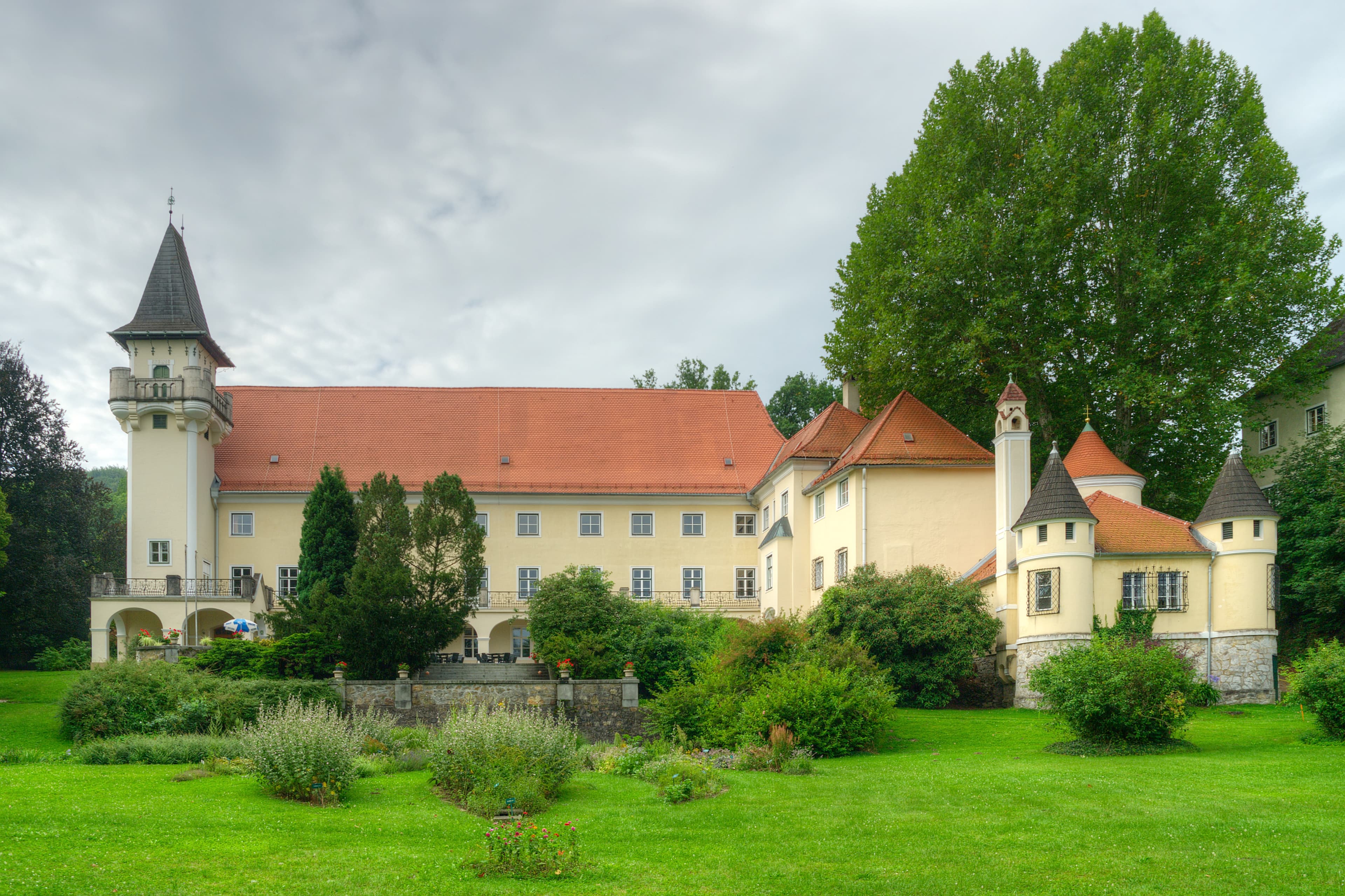 Schloss Sooß mit Kapelle/landwirtschaftliche Fachschule Hürm