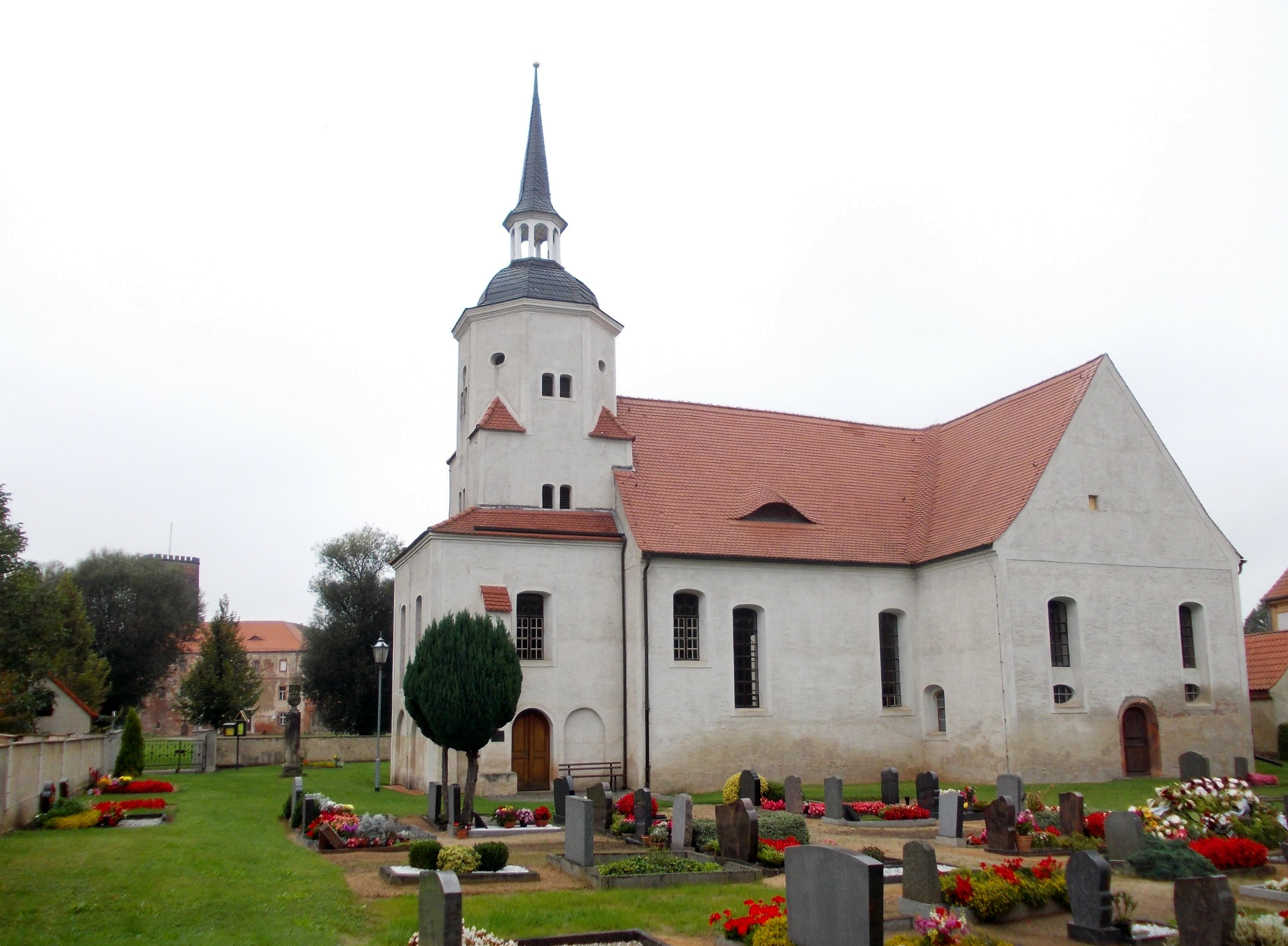 Church and churchyard Schnaditz