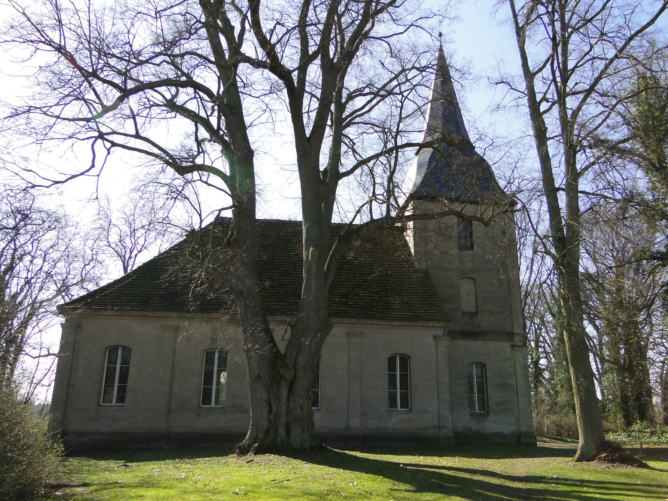 Church in Schwarz