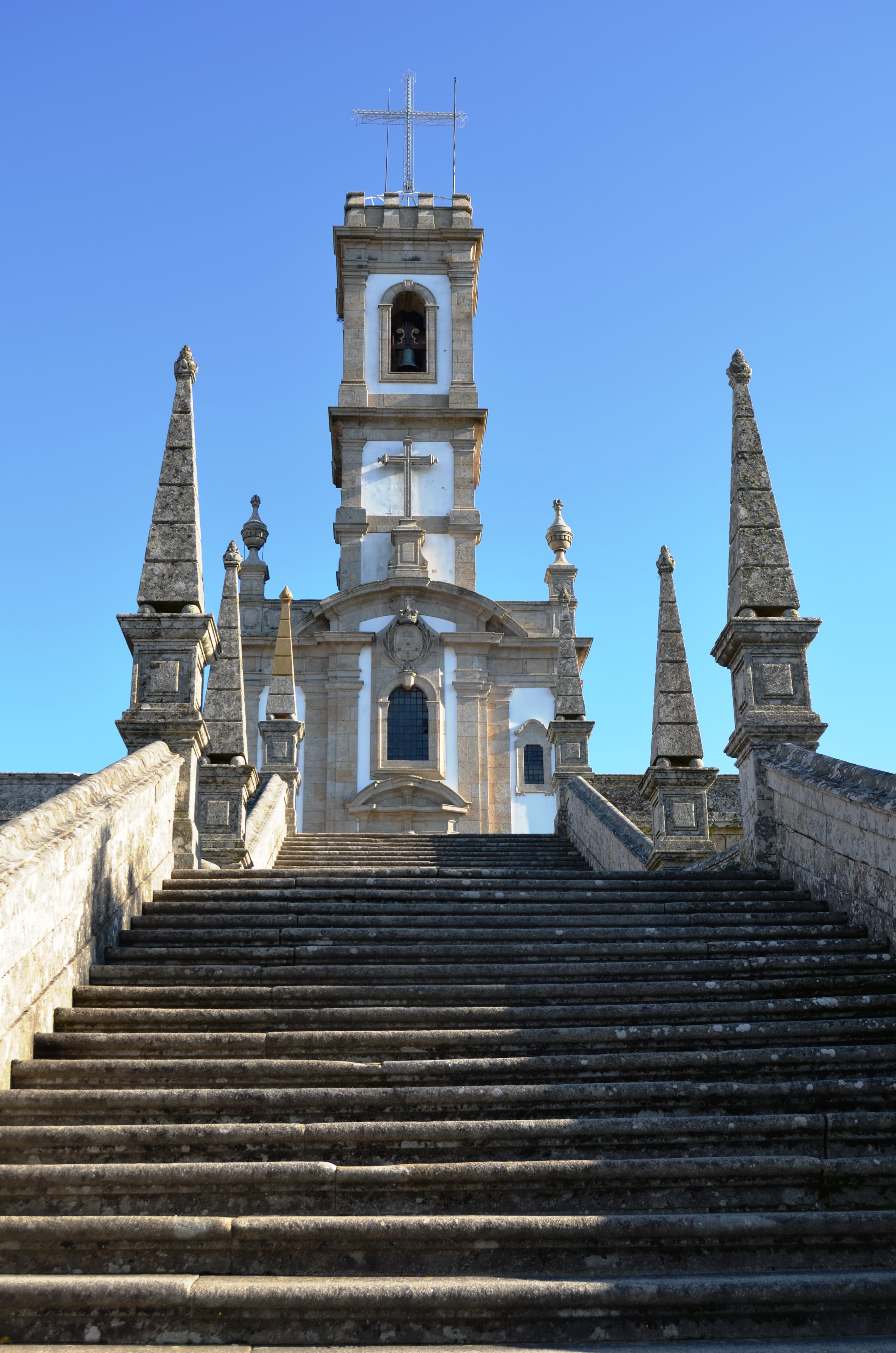 Santuário de Nossa Senhora do Castelo, incluindo a Casa do Ermitão, escadório e capelas anexas