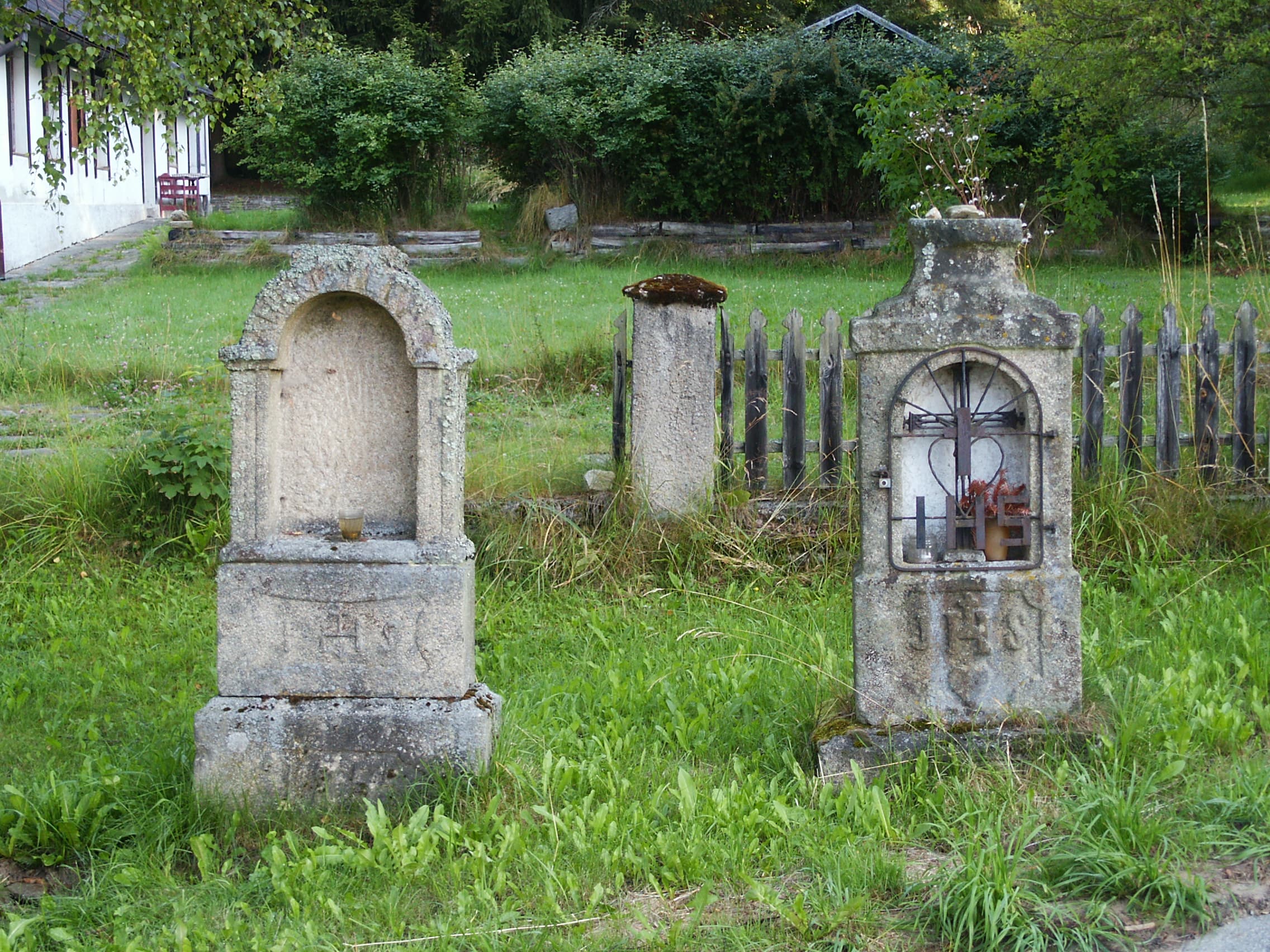 column shrines in Slupečná