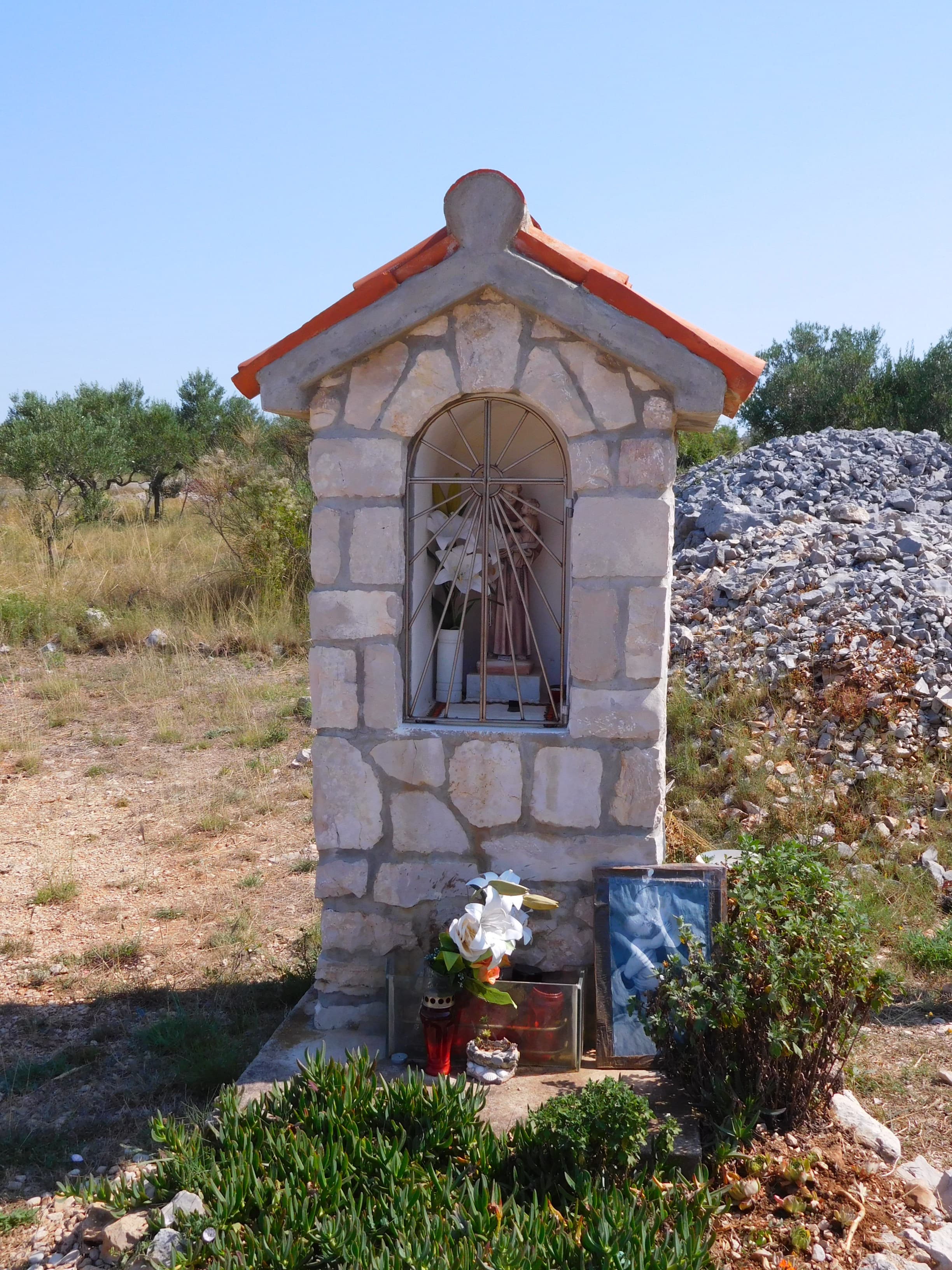 Chapel-shrine in Srima