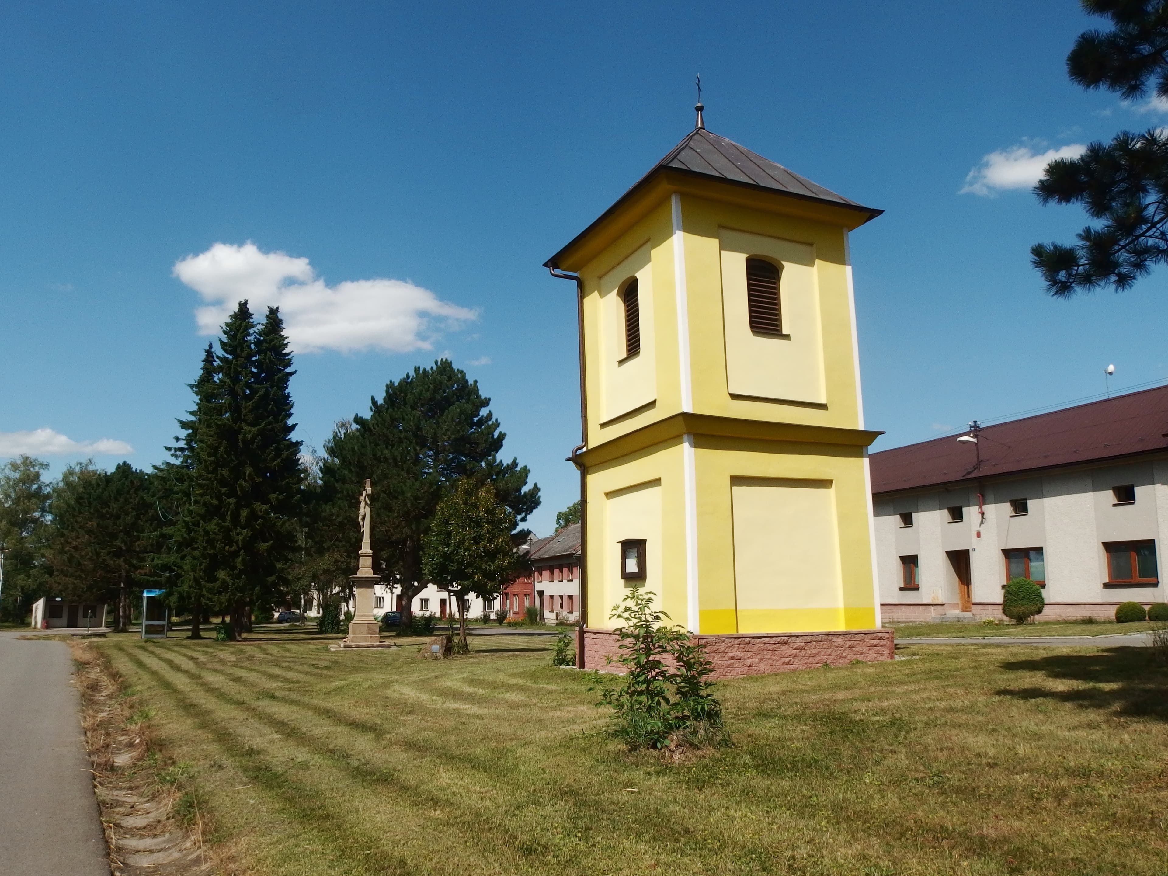 Kaple na návsi