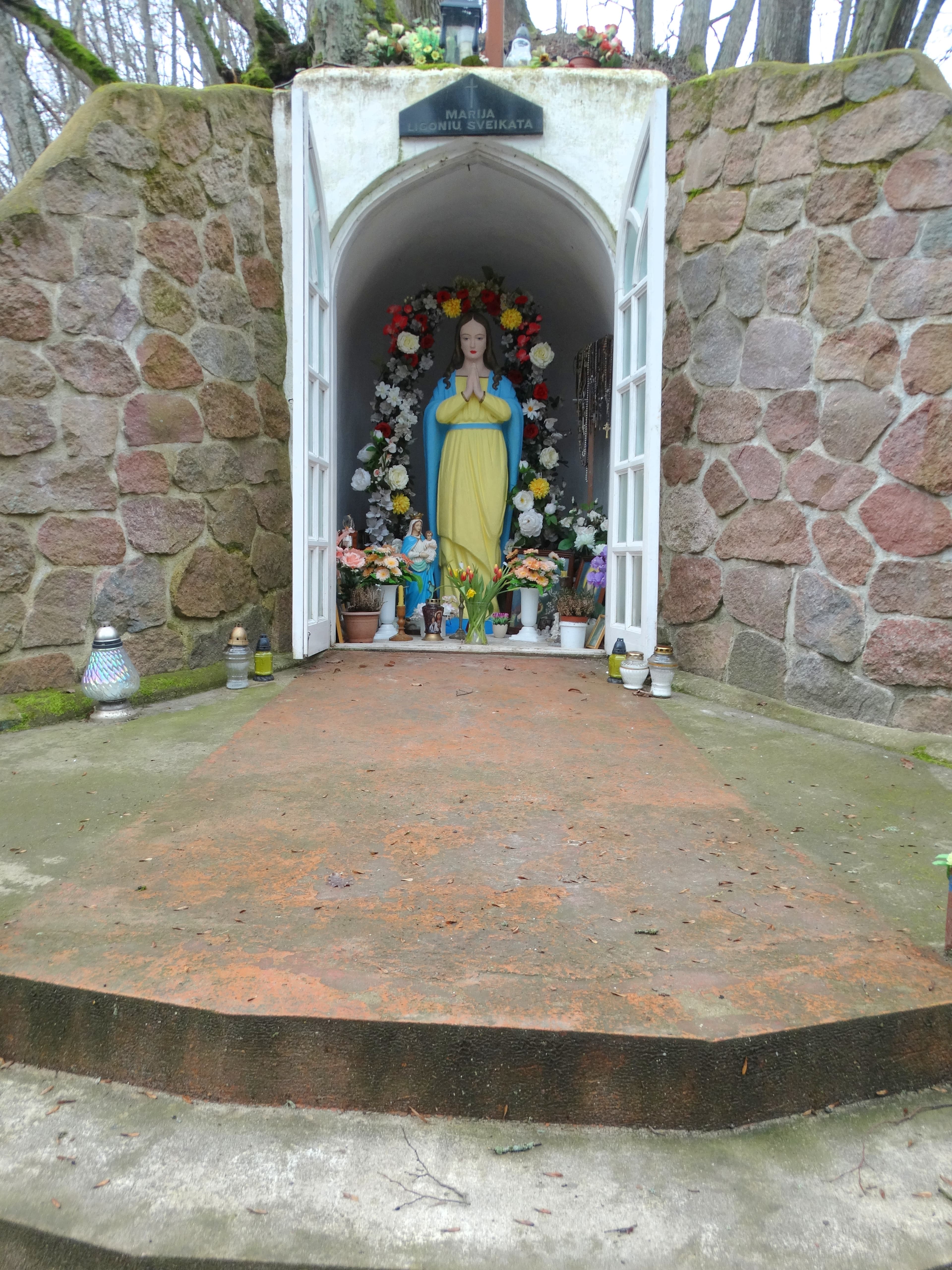 Lourdes Grotto, Užluobė