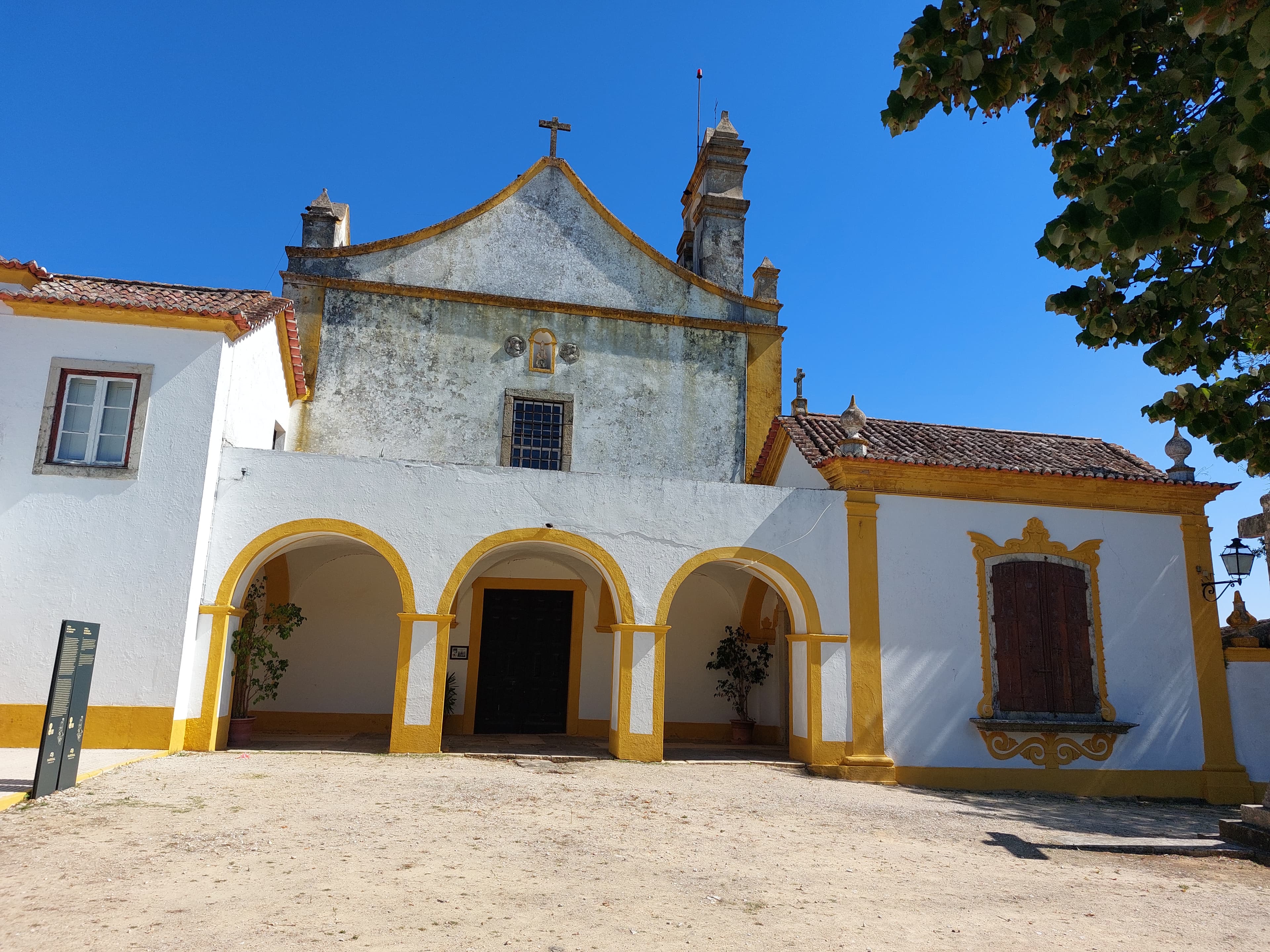 Igreja do Mosteiro de Nossa Senhora da Caridade, incluindo o seu recheio