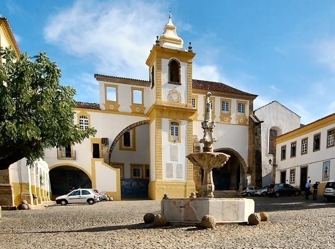 Igreja de São Bernardo, compreendendo o túmulo de D. Jorge de Mello