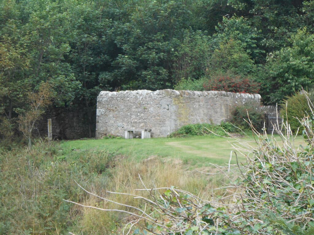 St Ninian's Chapel 70m ESE of Naviedale Farm